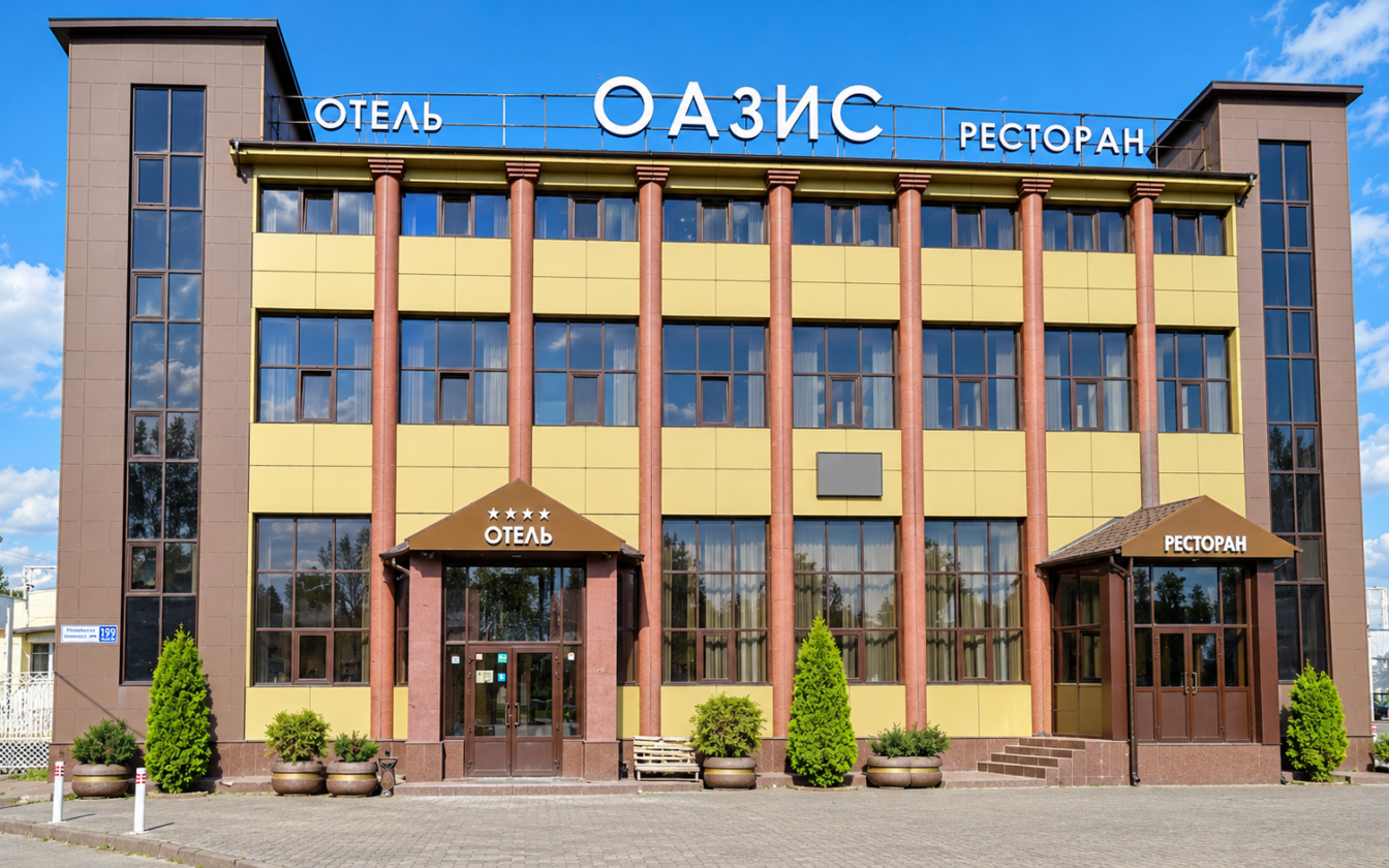 Фасад комплекса «Оазис» днём: вывески «Отель», «Оазис» и «Ресторан», входы в гостиницу и ресторан