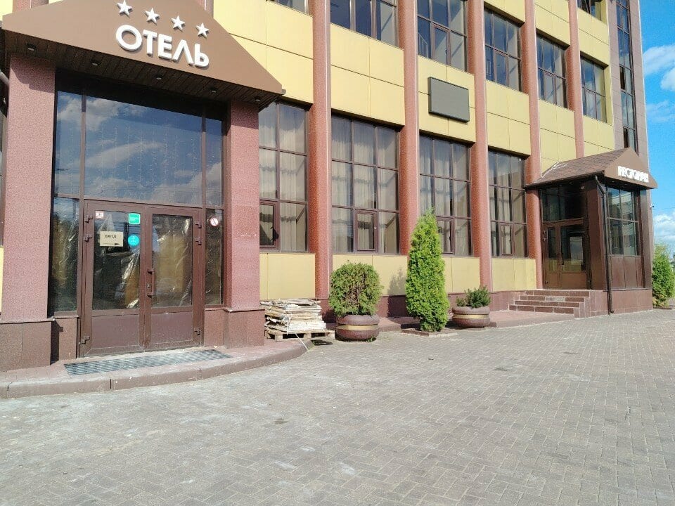 Вход в гостиницу «Оазис»