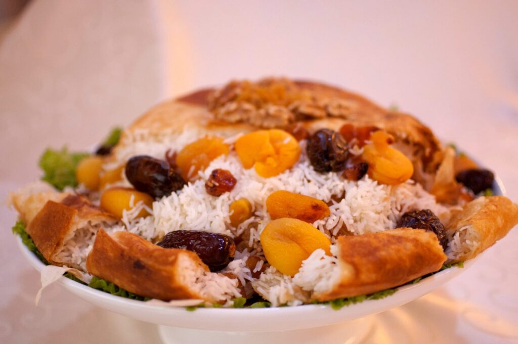 Плов с курагой, финиками и орехами